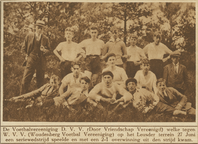 870611 Groepsportret van het elftal van de Utrechtse voetbalvereniging D.V.V. (Door Vriendschap Vereenigd) dat in ...